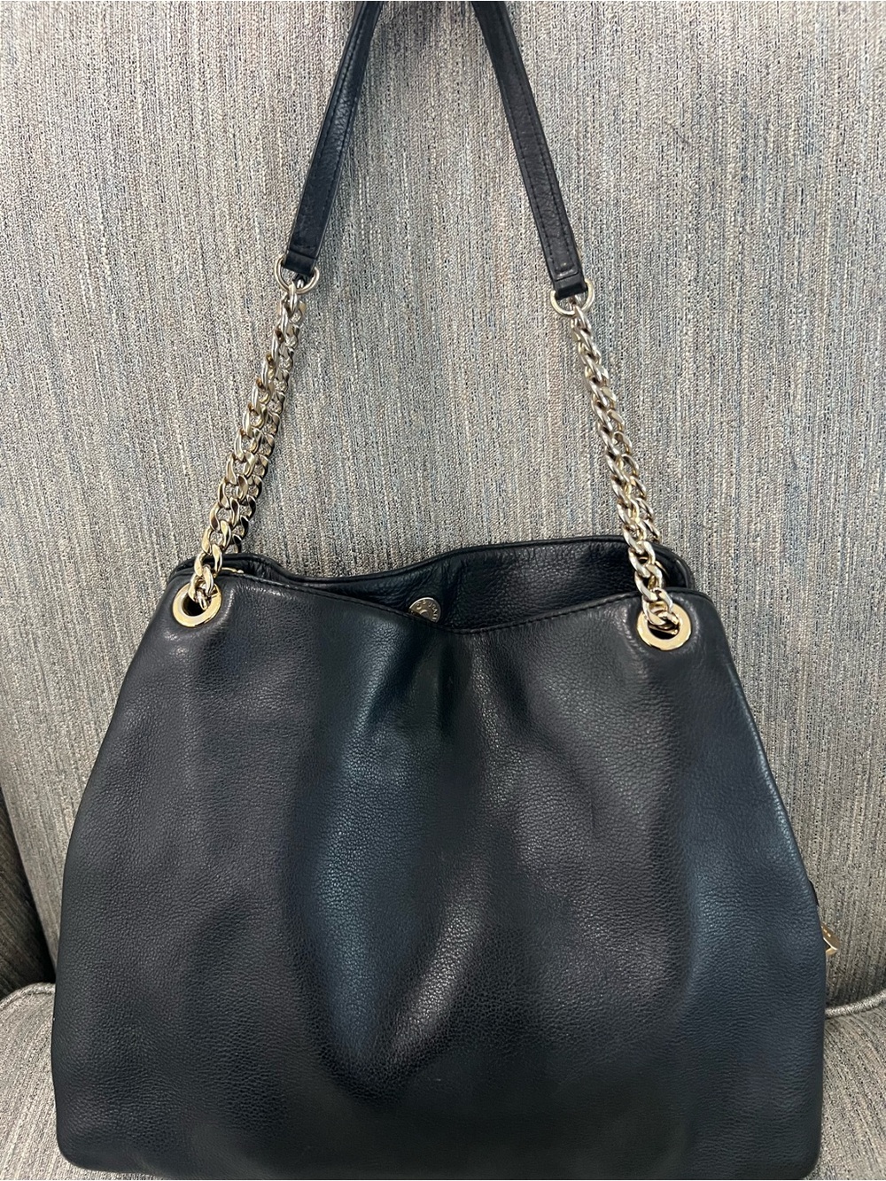 Michael Kors Black Leather Shoulder Bag with Gold Chain Detail - Picture 2 of 5